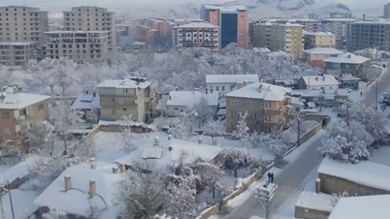 Van'da kar yağışı: 264 yerleşim yerinin yolu kapandı