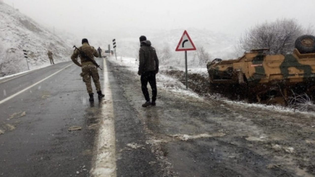 Van-Hakkari Karayolunda Askeri Araç Devrildi: 2 Asker Yaralandı