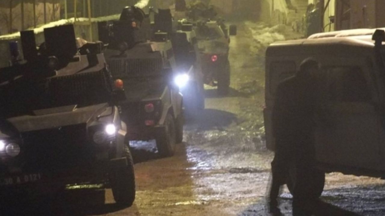 Erciş'te ev baskınları: 8 kişi gözaltına alındı