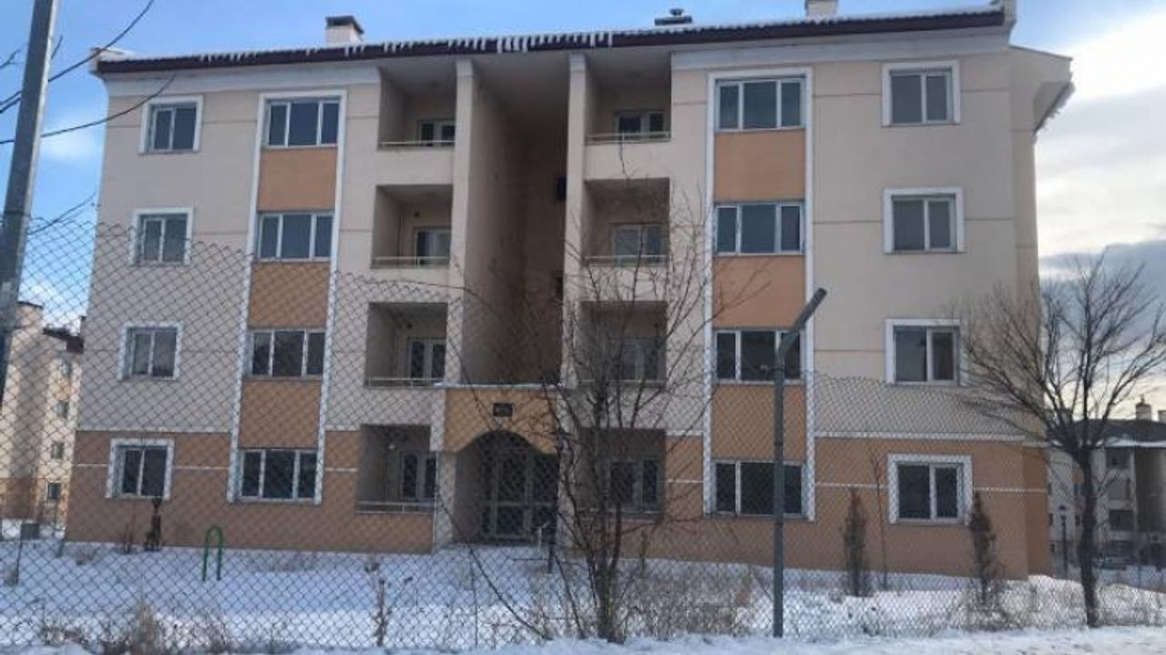 Erciş'te Kapısı zincirli boş binaya 76 seçmen yerleştirdiler