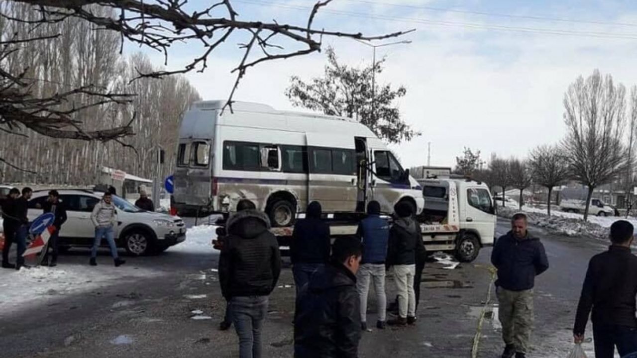 Erciş'te Meydana gelen trafik kazasında 14 kişi yaralandı