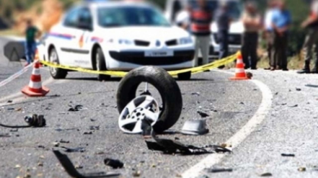 Erciş'ten Van'a giden araç kaza yaptı:1 kişi hayatını kaybeti 8 yaralı