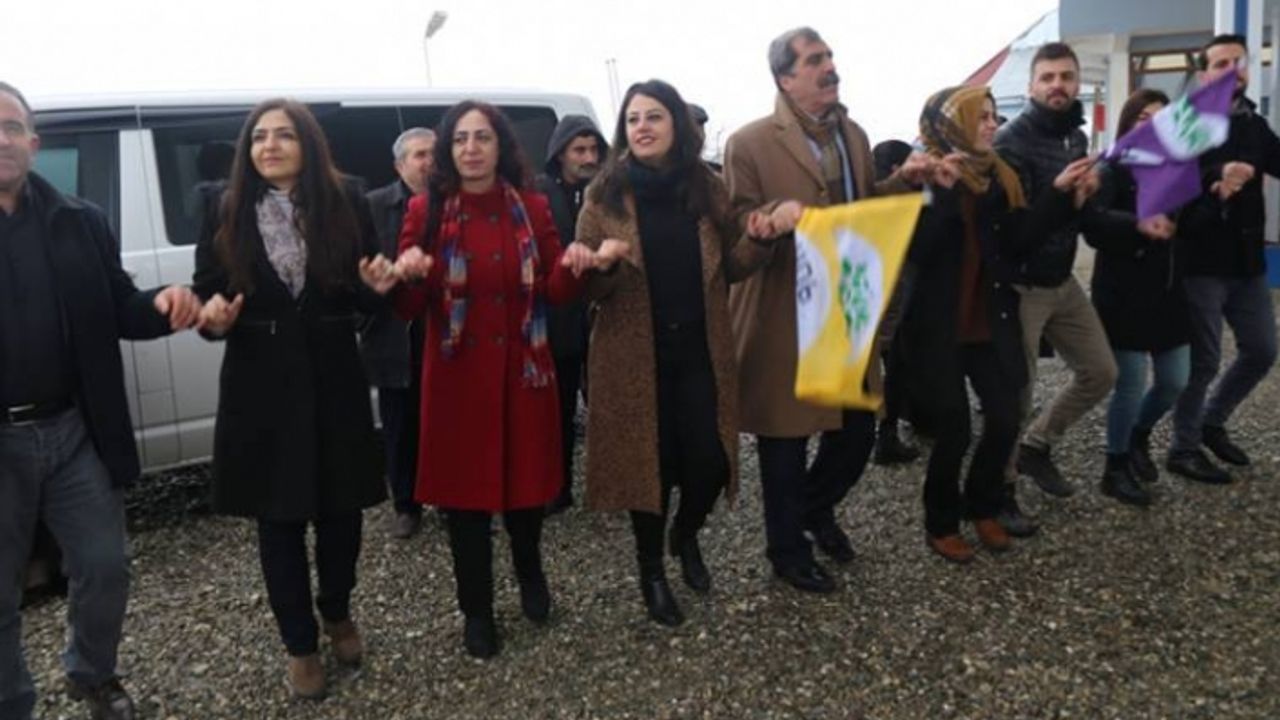 HDP Gürpınar Eşbaşkan adaylarını halka tanıttı:'Beton duvarları halka açacağız'