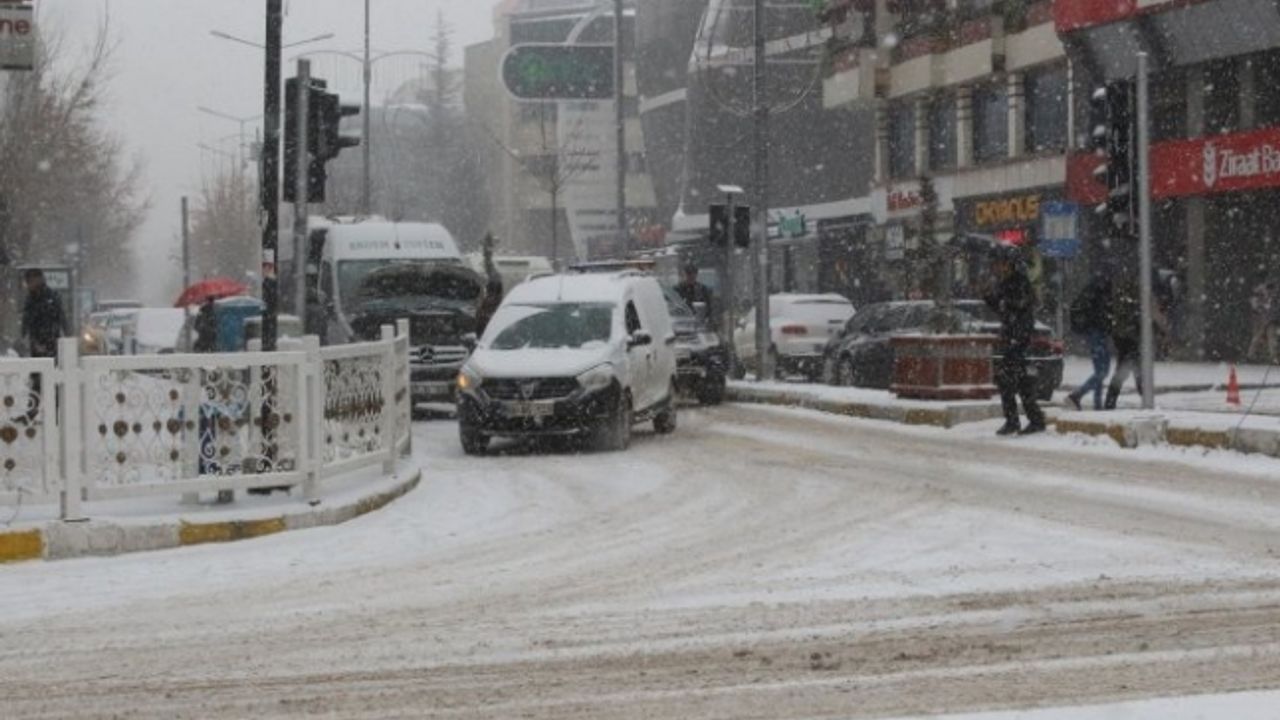 Van'da 319 Yerleşim Yerinin Yolu Kapandı, 5 ilçede okullar tatil edildi