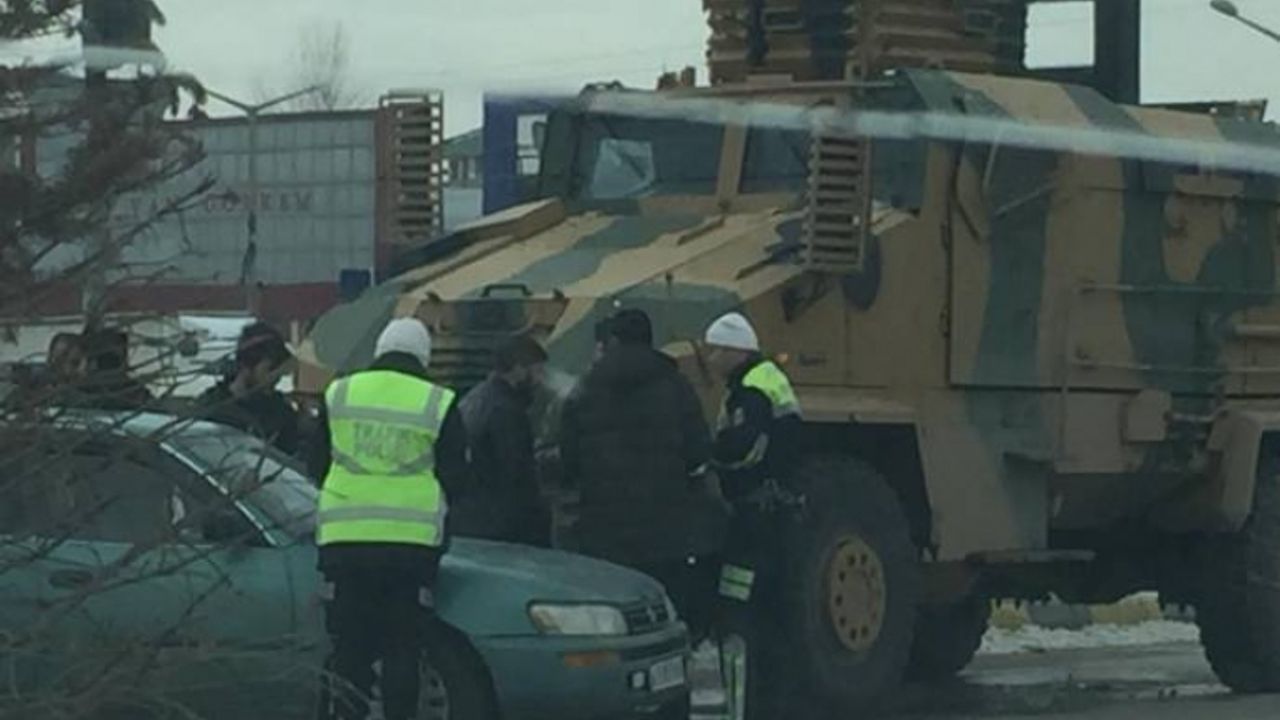 Van'da askeri araç sivil araca çarptı