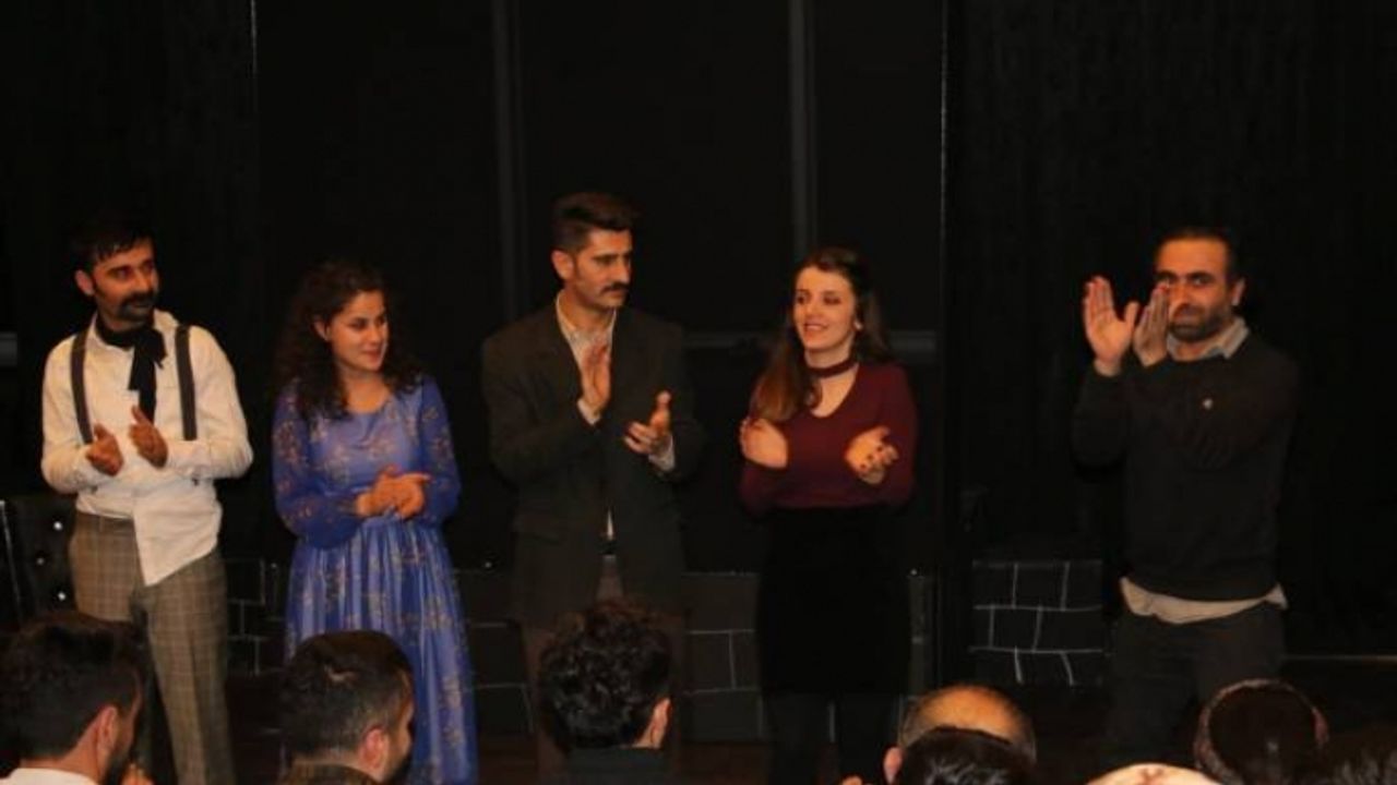 Van'da 'Mirin û Keçik' oyununun prömiyeri sahnelendi