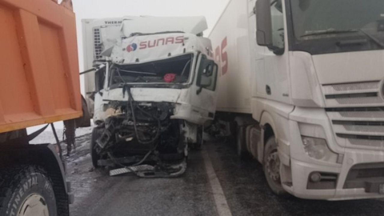 Çaldıran'da 2 tır çarpıştı: 1 yaralı