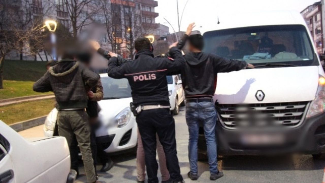 Sokakta üst araması yapan 2 polis tutuklandı