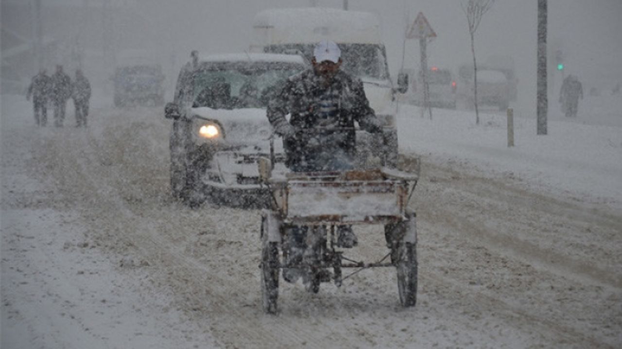 Van Bitlis ve Hakkari'de kar yağışı:473 yerleşim yolu kapandı