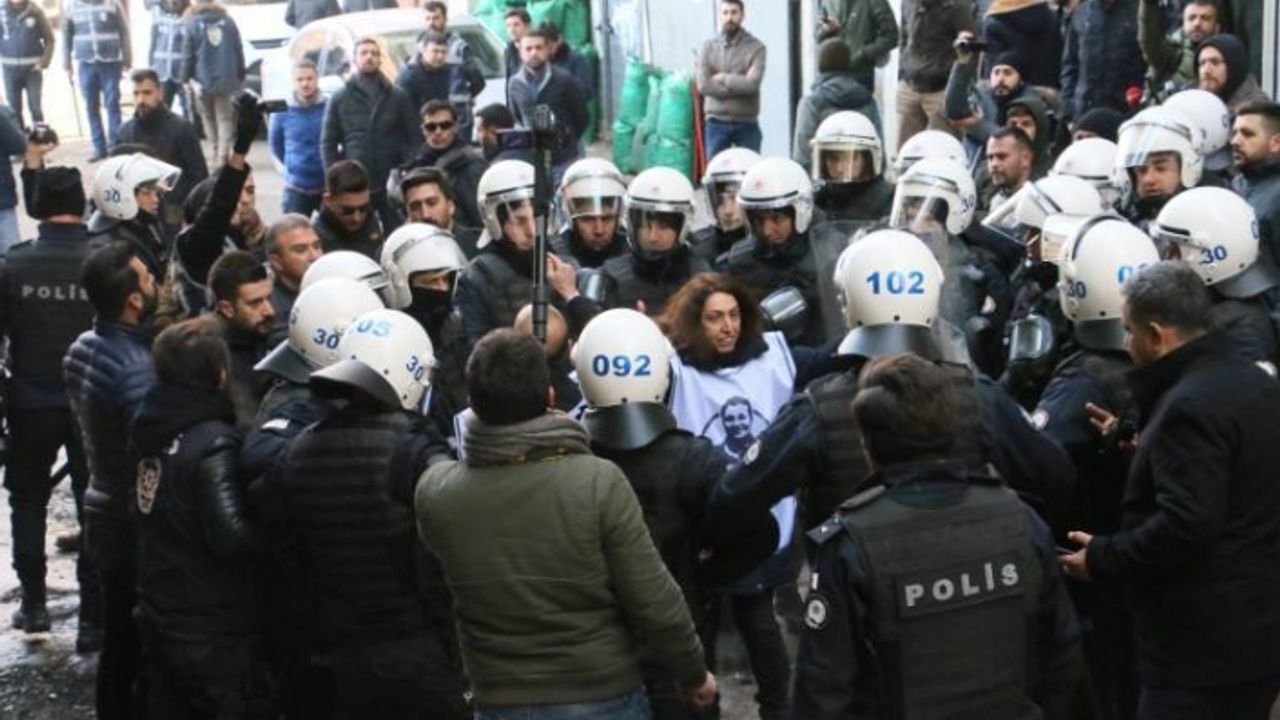Van'da Polisin kolunu ısırdığı iddiasıyla HDP'li Aydeniz'e soruşturma başlatıldı