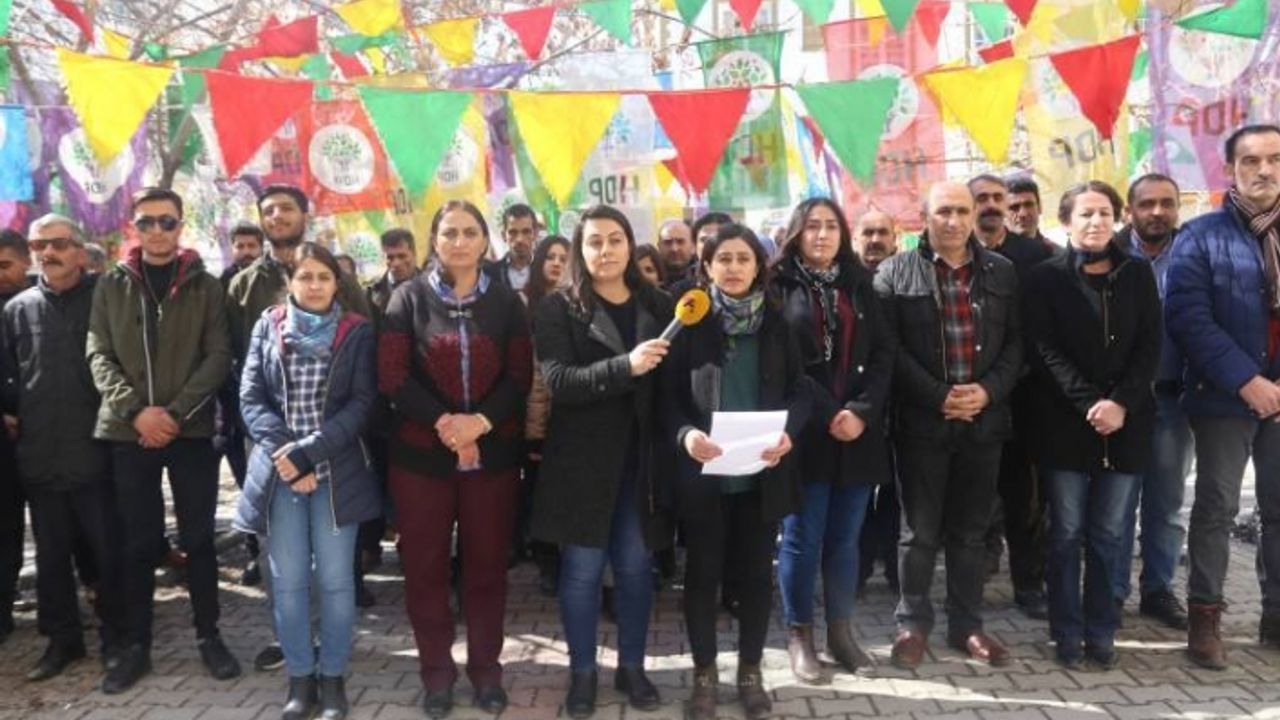 HDP'li vekillere polis müdahalesi Van'da protesto edildi