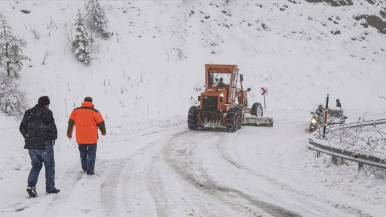 Kar yağışı nedeniyle 441 yerleşim yeri ulaşıma kapandı