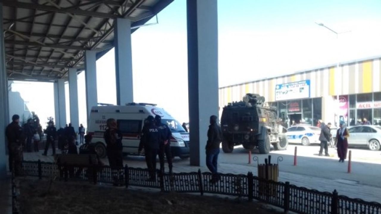Van'da Erdoğan'ın mitingine giden Polis aracı ile yolcu minübüs'ü çarpıştı: 2 kişi hayatını kaybetti 15 yaralı