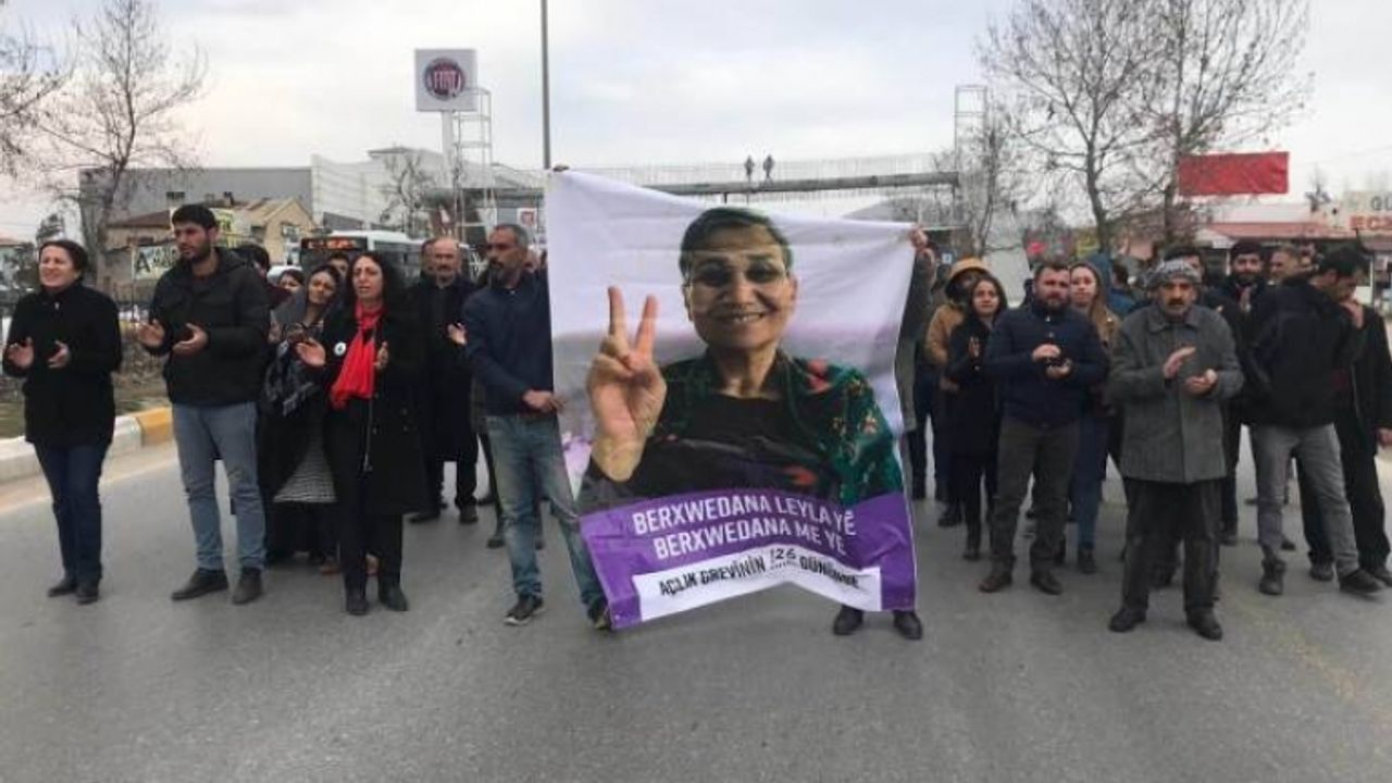 Van'da Leyla Güven'e destek  için yolu trafiğe kapattılar