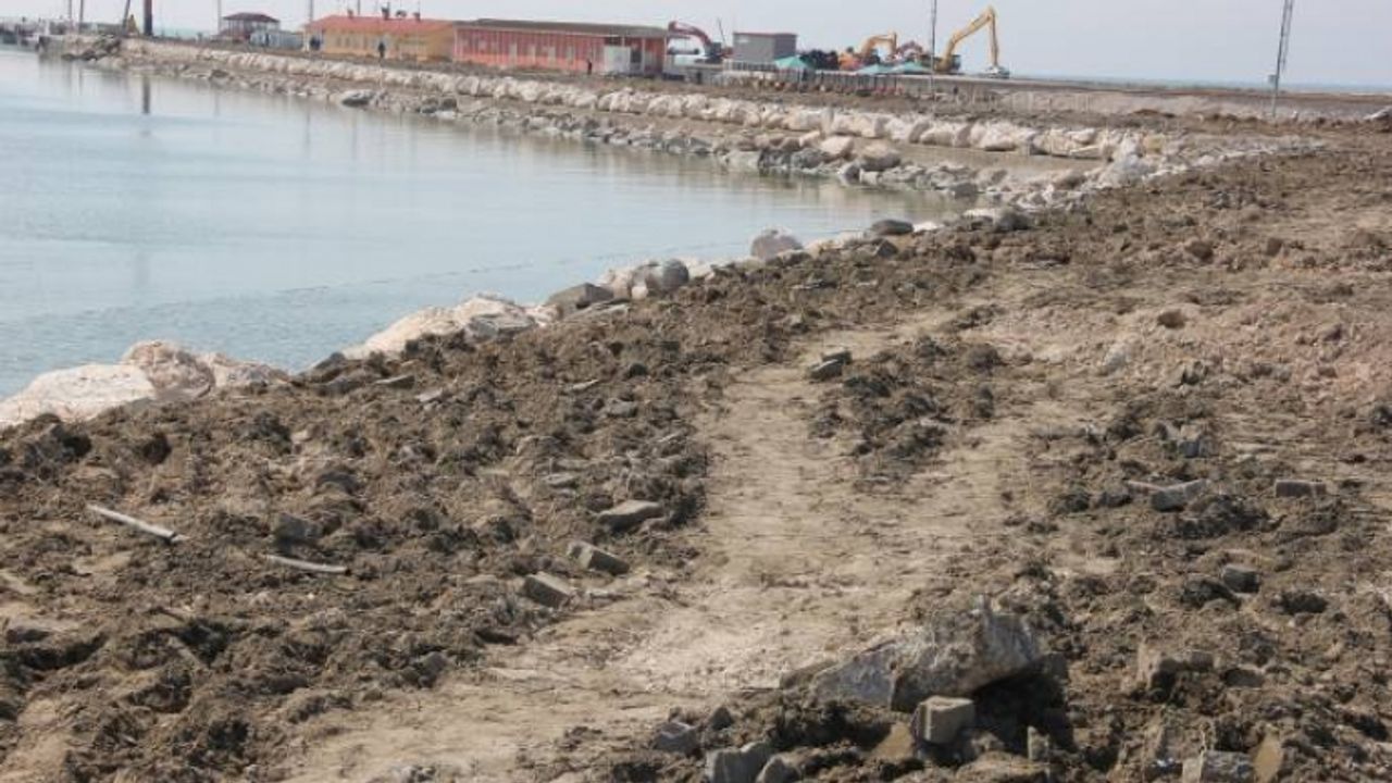 Van Kalesi'nin gölle buluştuğu sahil kapatıldı