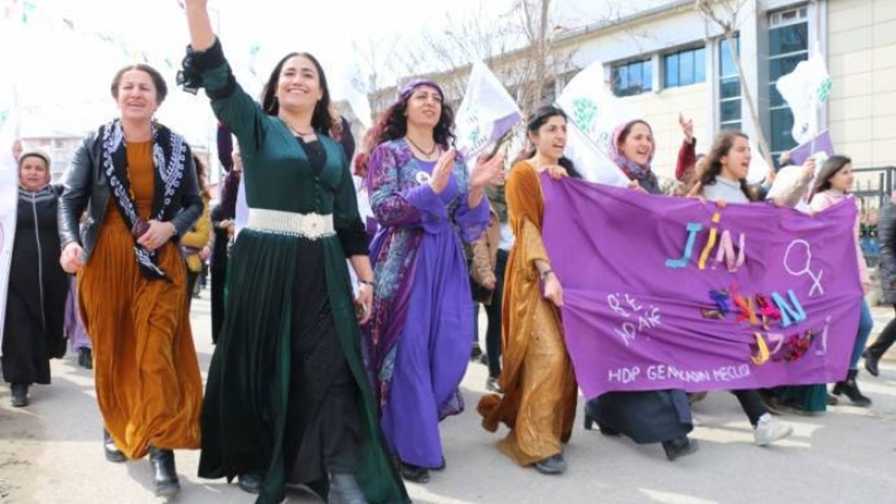 Vanlı kadınlar 'Leyla Güven onurumuzdur' sloganlarıyla alana akıyor