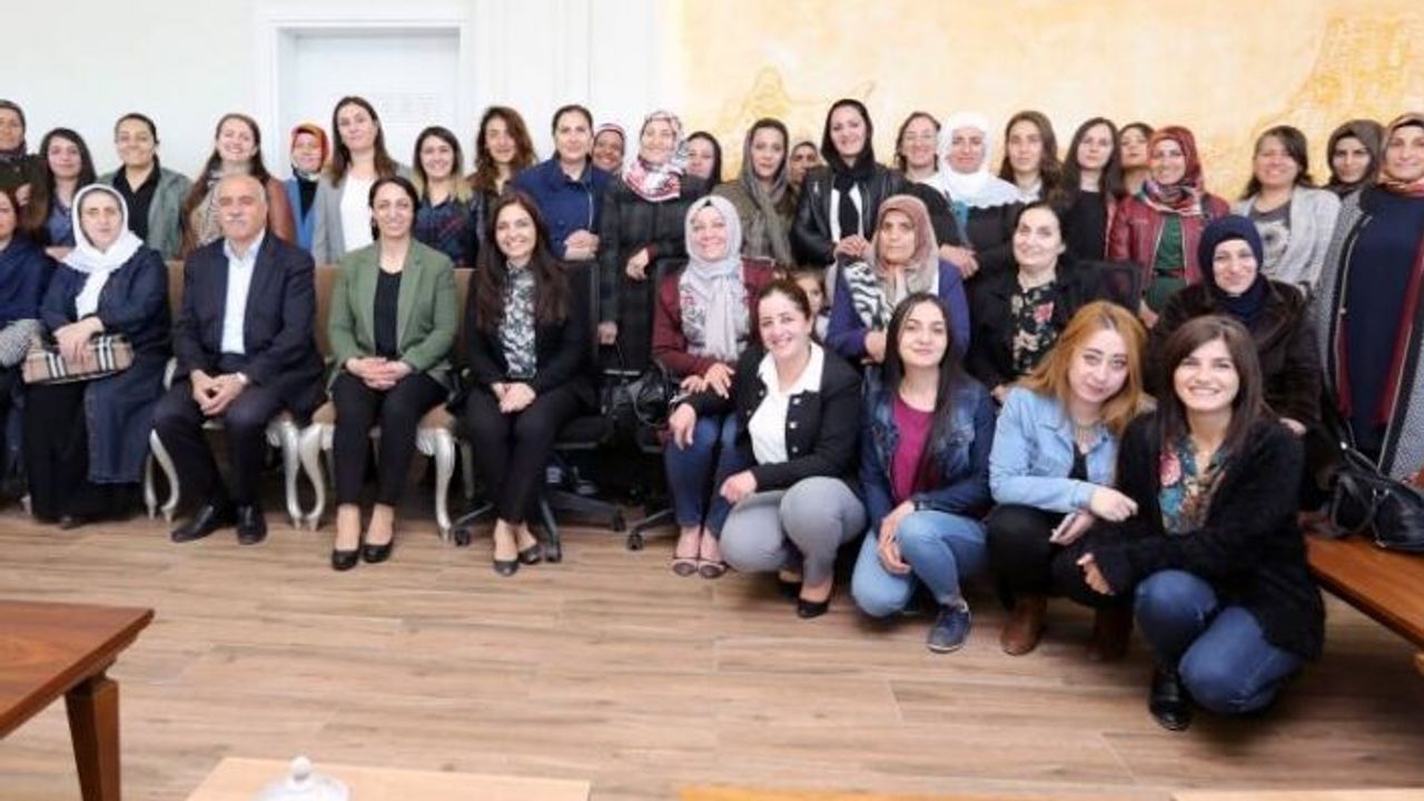 Van Büyükşehir Belediye eşbaşkanlarına kadınlardan ziyaret