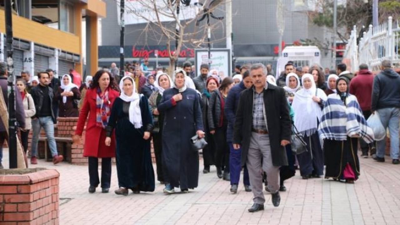 Van'da Açlık grevindeki tutukluların anneleri: Sesimizi yükseltelim