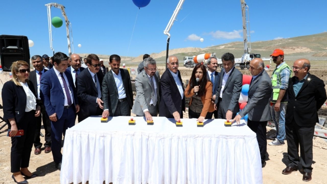 Van'da Katı Atık Entegre Geri Dönüşüm ve Elektrik Üretim Tesisi’nin temeli atıldı