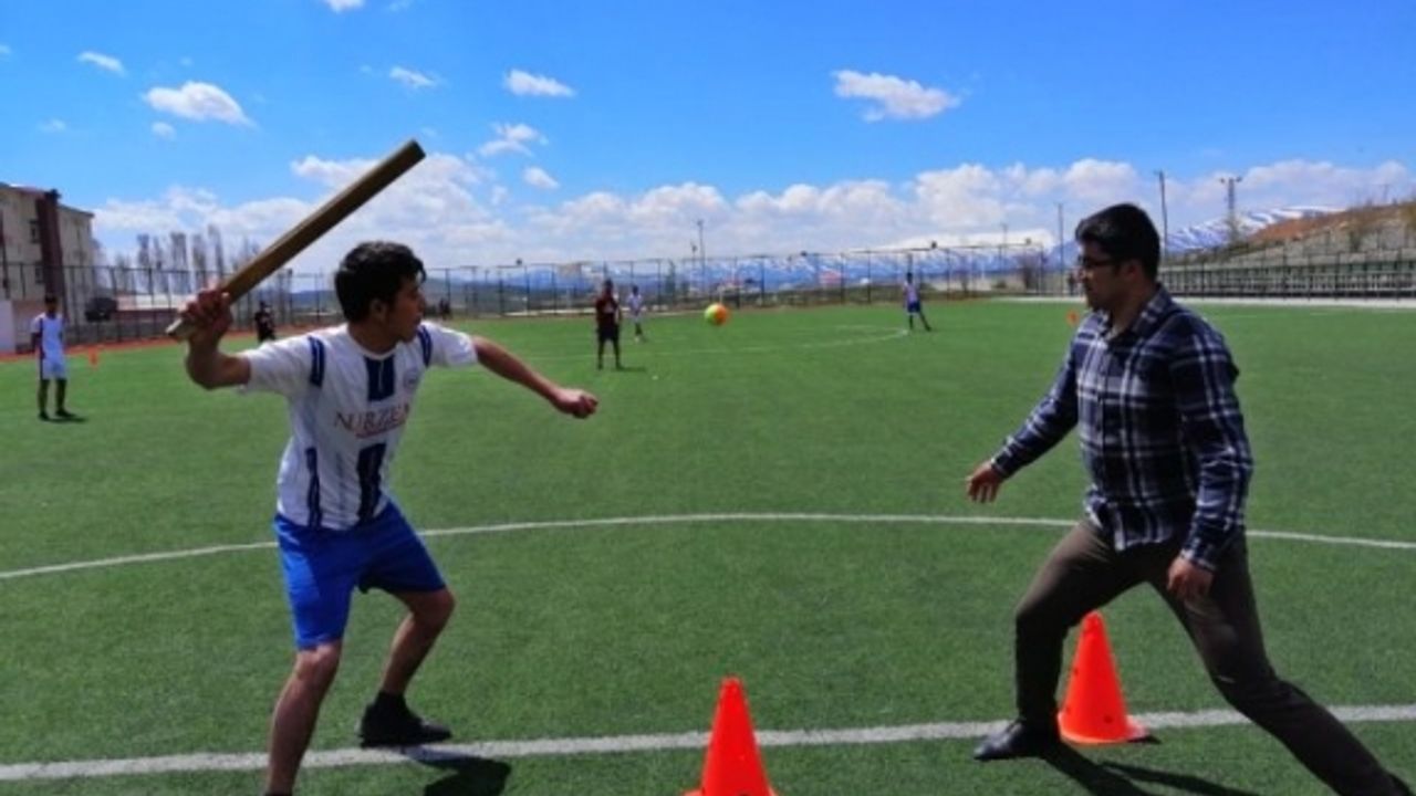 Çaldıran'da Unutulmaya Yüz Tutmuş Kürt Beyzbolu Yeniden Yaygınlaştırılıyor