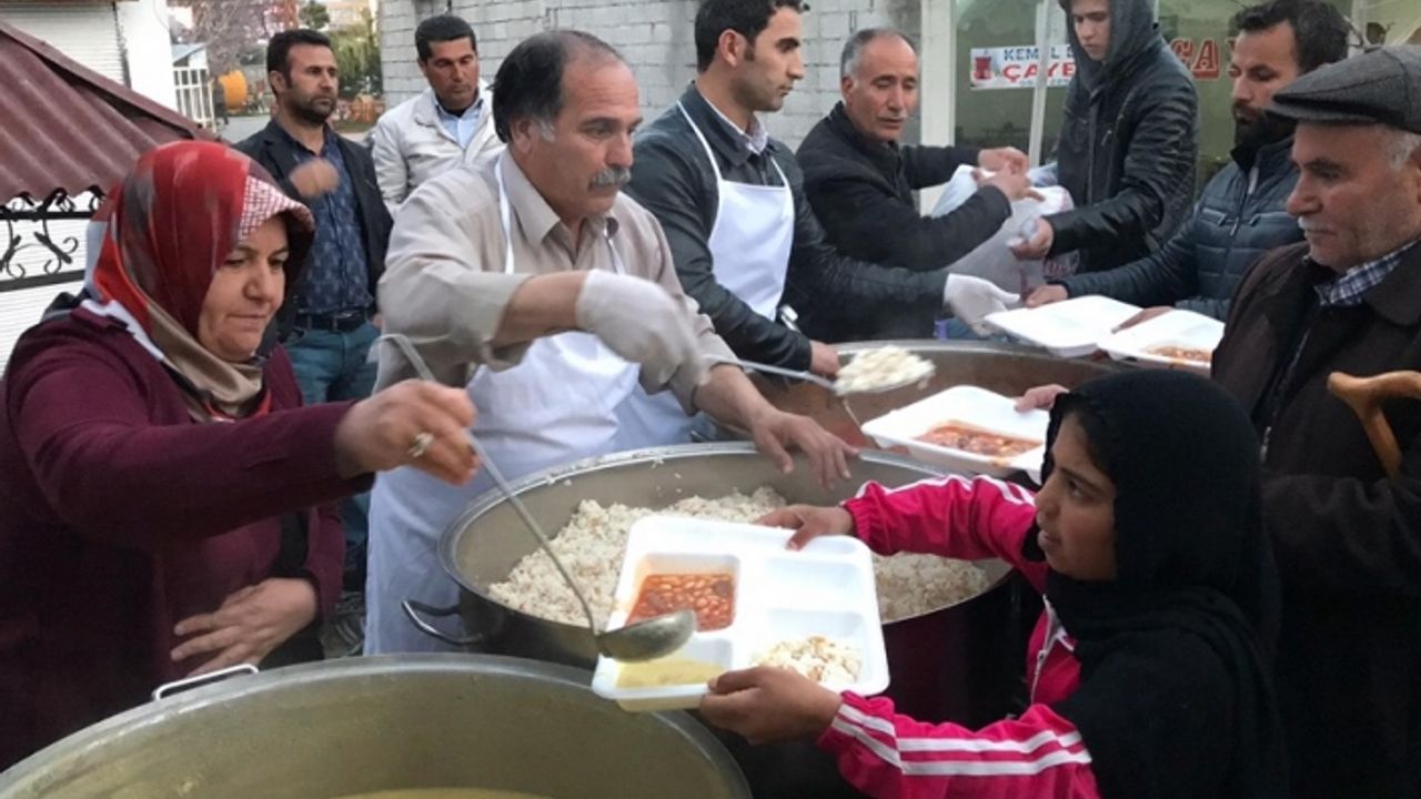 Erciş Belediyesi İftar çadırı İlk iftarı verdi