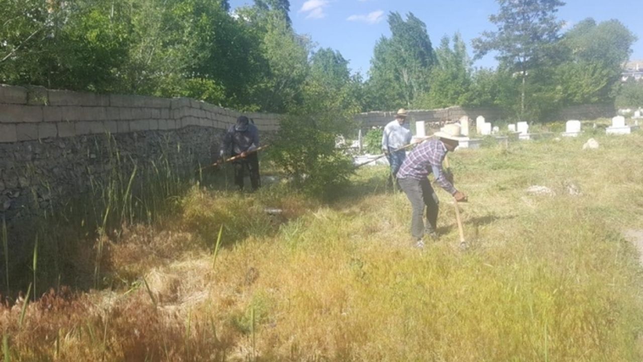 Erciş’te Bayram öncesi mezarlıklarda bakım çalışmasına başladı