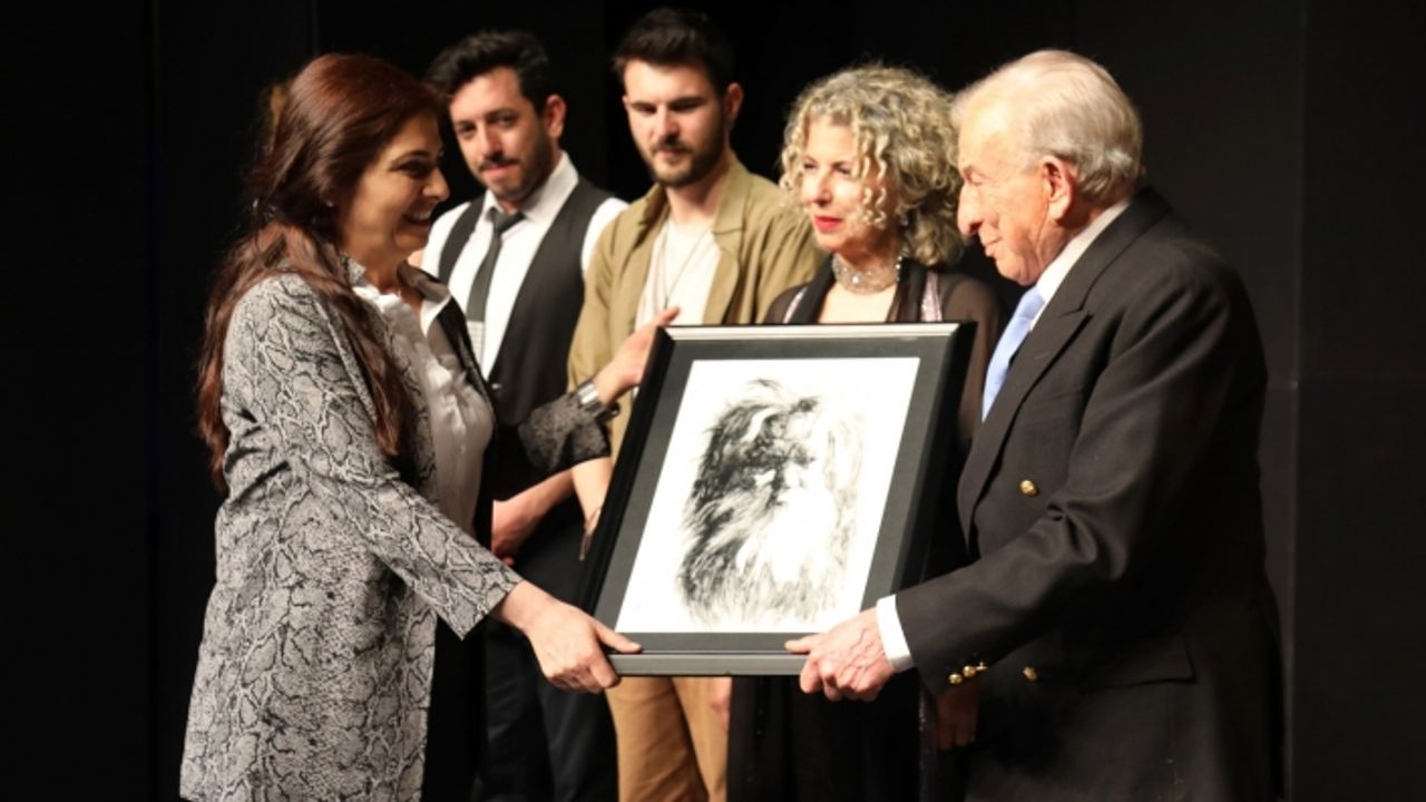 Özgökçe Van'da “Bir Zamanlar Gazino” oyununu izledi