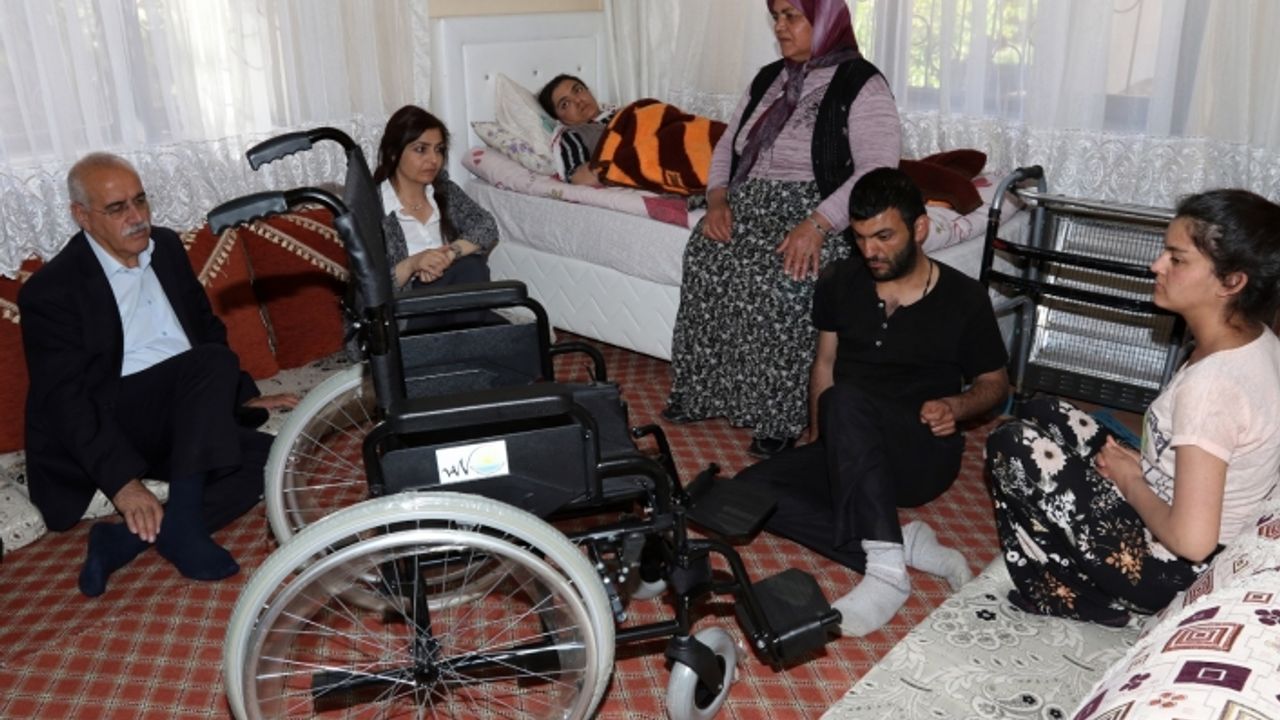 Van Büyükşehir Eş Başkanları Engelli yurttaşları ziyaret etti