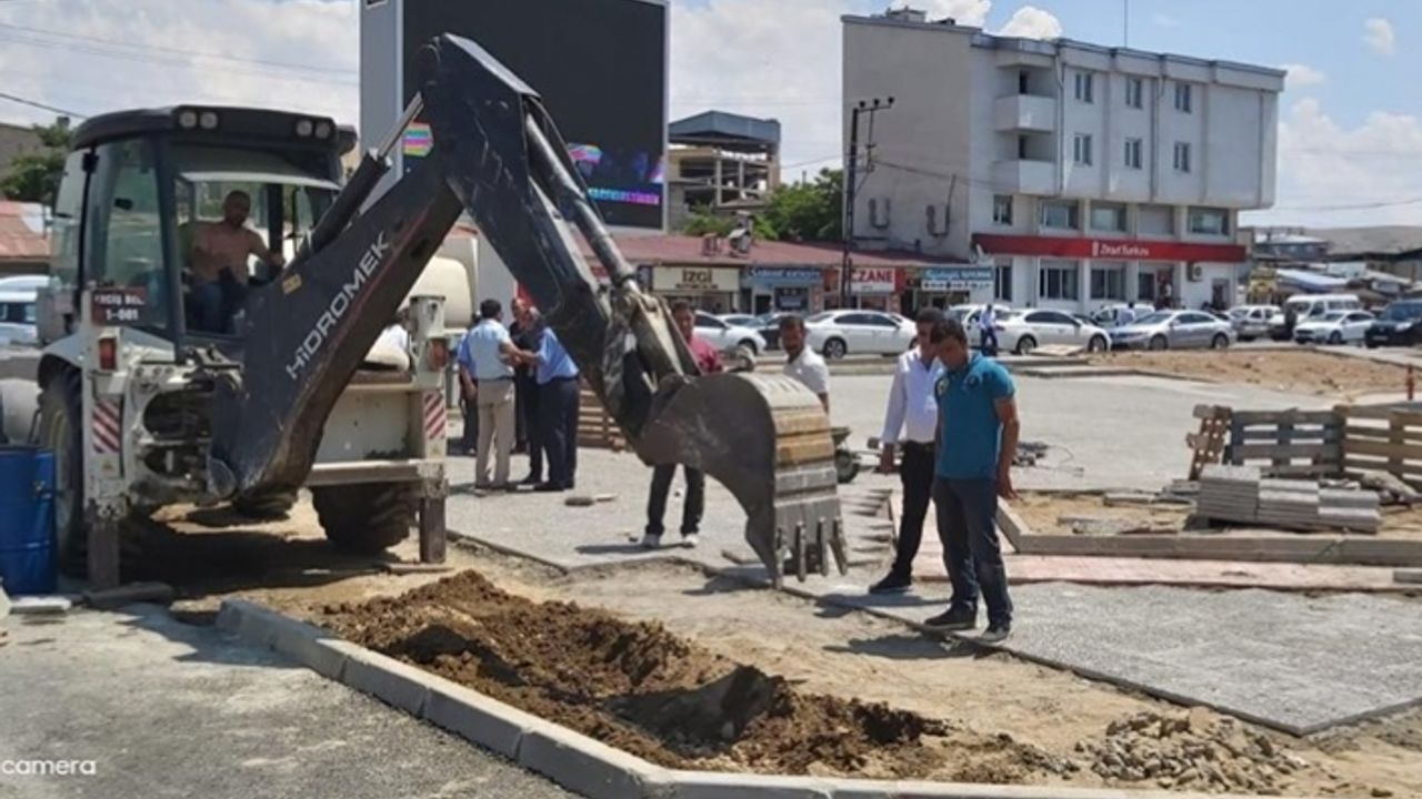 Erciş Belediyesi yer altı çöp konteyner sistemini hayata geçirmeye başladı