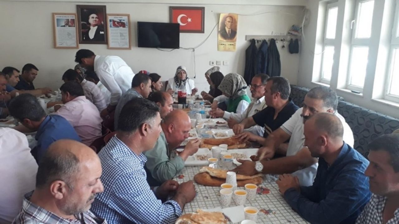 Eşbaşkan Çetin temizlik personeliyle yemekte bir araya geldi