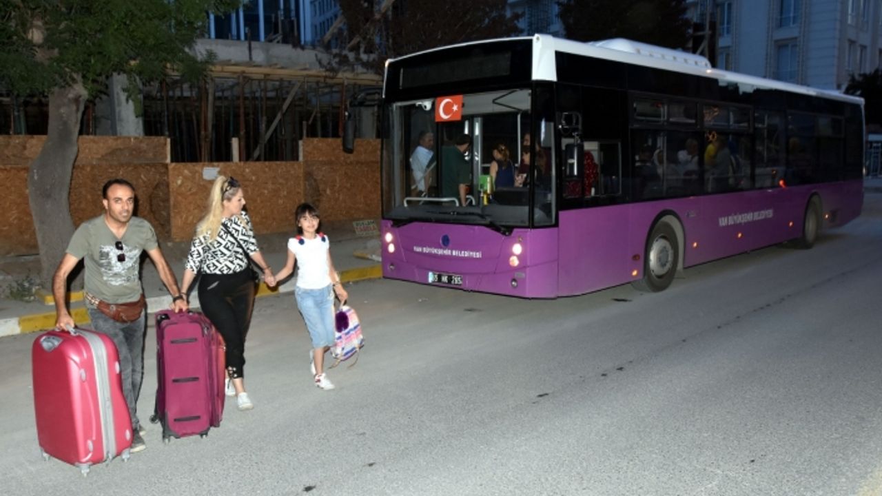 Van BB kente gelen ve otellerde yer bulamayan İranlı turistleri misafir etti