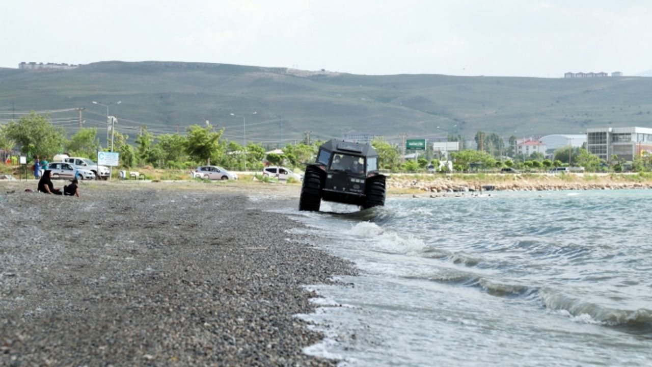 Van Büyükşehir Belediyesi özel amfibik araçlarla ilaçlama çalışması başlattı