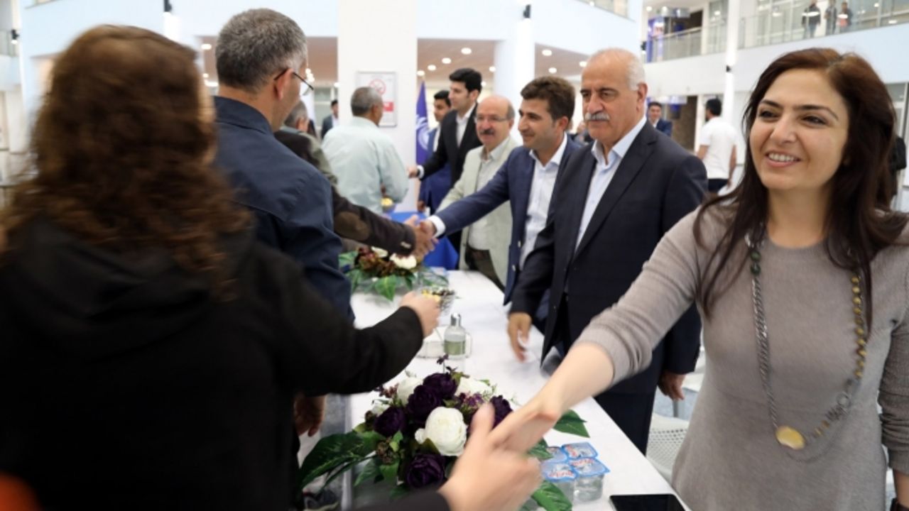 Van'da Eşbaşkanlar Mesaiye başlayan personeli kapıda karşılayarak bayramlaştı