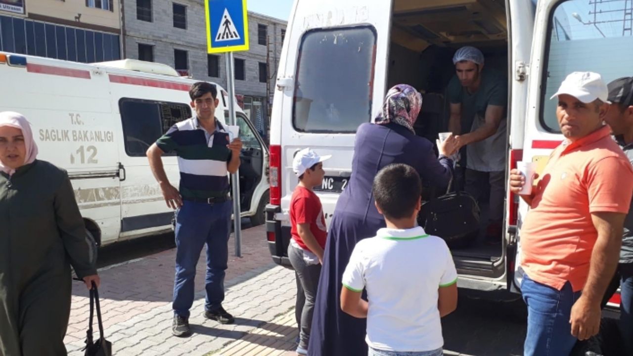 Erciş Belediyesi Devlet Hastanesi önünde sıcak çorba dağıtımına başladı