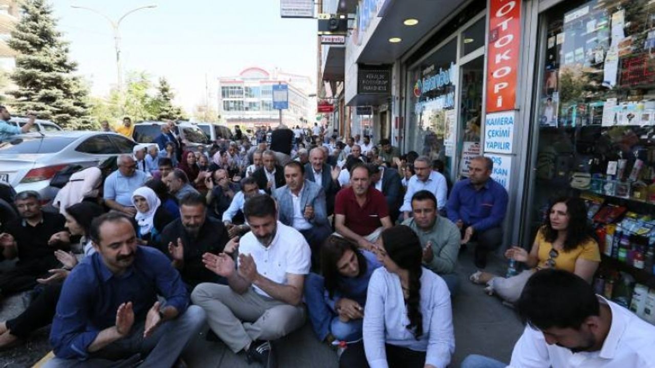 Van'daki Demokrasi Nöbeti 17'nci gününde: Edremit'teki HDP çoğunluğu gasp edilmiştir