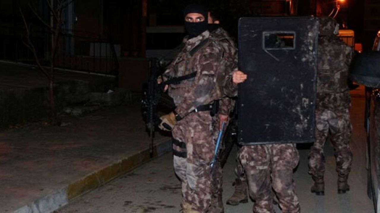 Erciş'te ev baskinları ;Erciş belediyesi eş başkanları ve meclis üyeleri gözaltına alındı