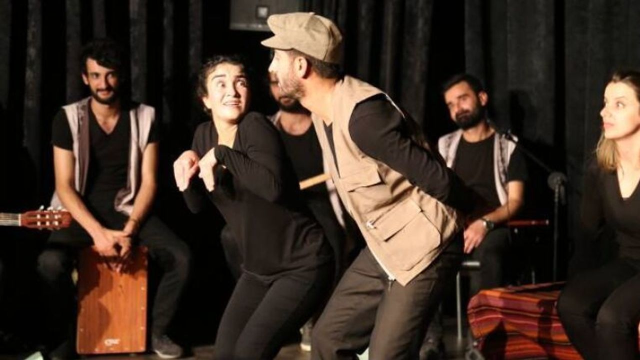 Van Tiyatro Festivali ' Zargotin Zêrgotine' ile perde açtı