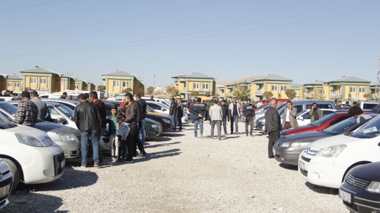 Van'da Açık Oto Pazarında Satan çok alan yok
