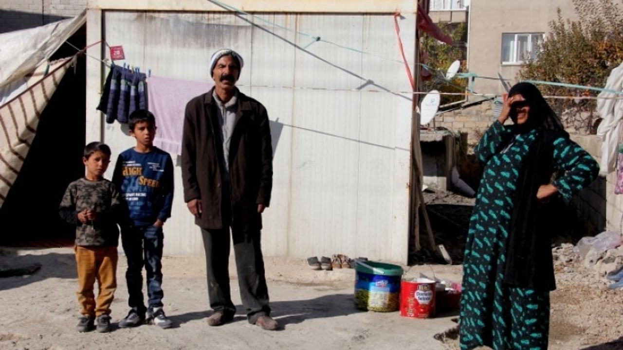 Van'da Halepli 11 nüfuslu aile 2 odalı konteynırda yaşıyor