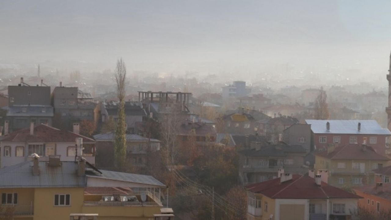 Van'da Mahallelerden gri dumanlar yükseliyor