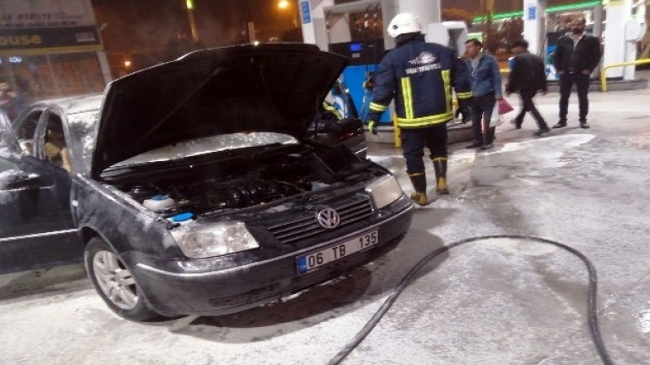 Van'da Yakıt aldıktan sonra LPG tüpü patlayan araç alev alev yandı