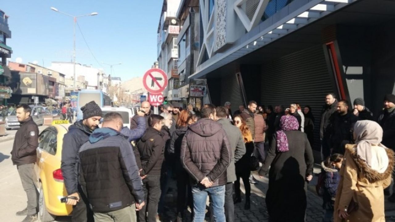 Van'da Ceren Özdemir açıklamasına polis engeli