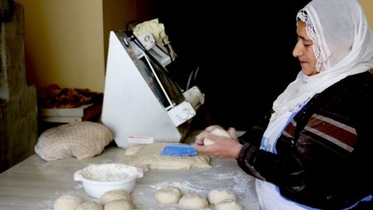 Van'da Günde kazandığı 40 lirayla ailesini geçindirmeye çalışıyor