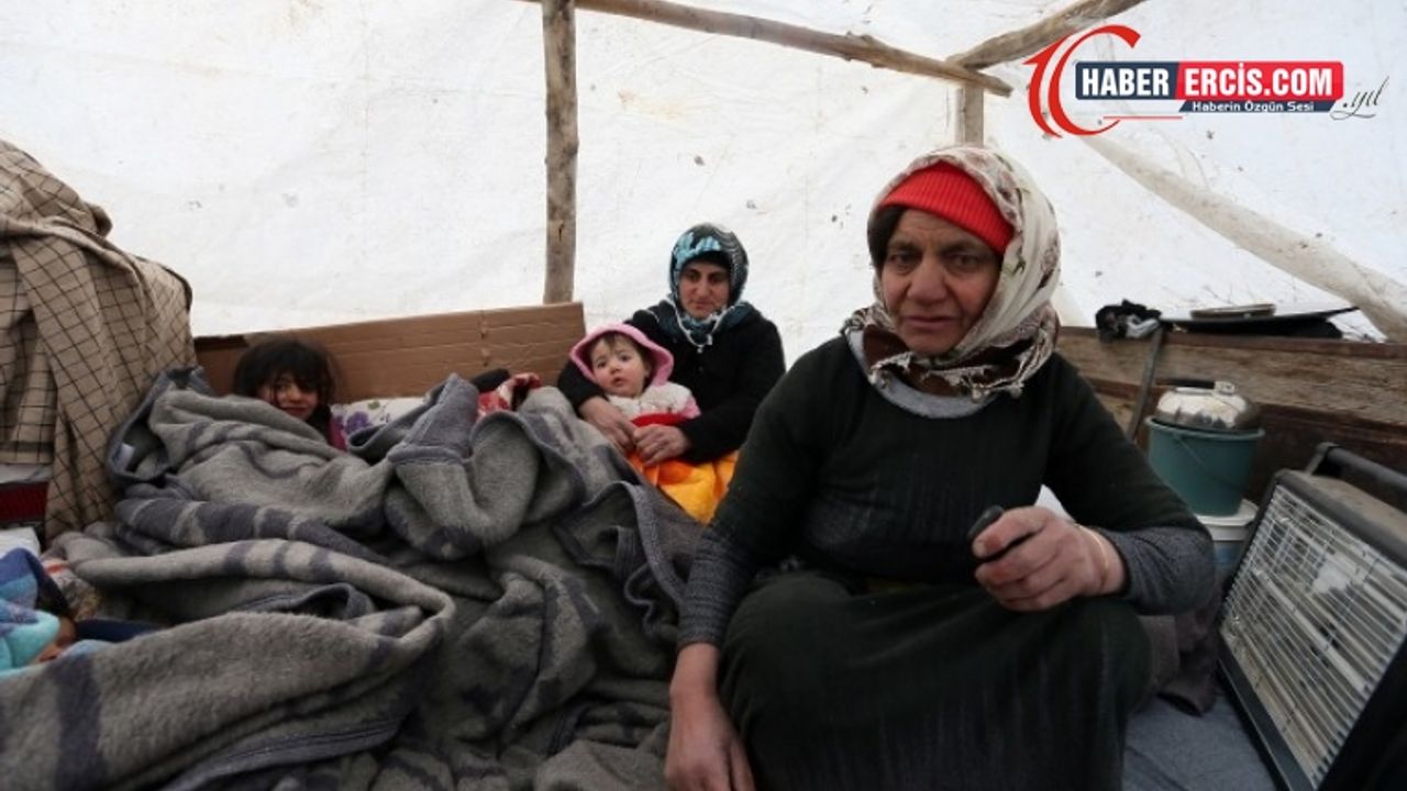 Depremde evlerini kaybeden aile geceyi traktör kasasında geçirdi