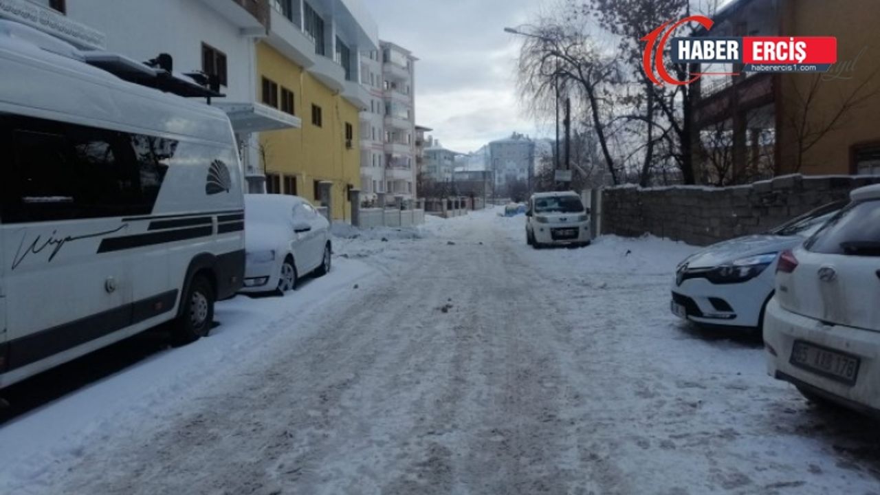 Van'da Buz tutan yol ve kaldırımlarda ilerlemek eziyete dönüştü