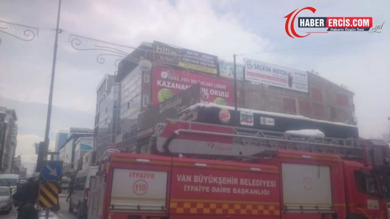 Van'da iş merkezinin çatısı çöktü