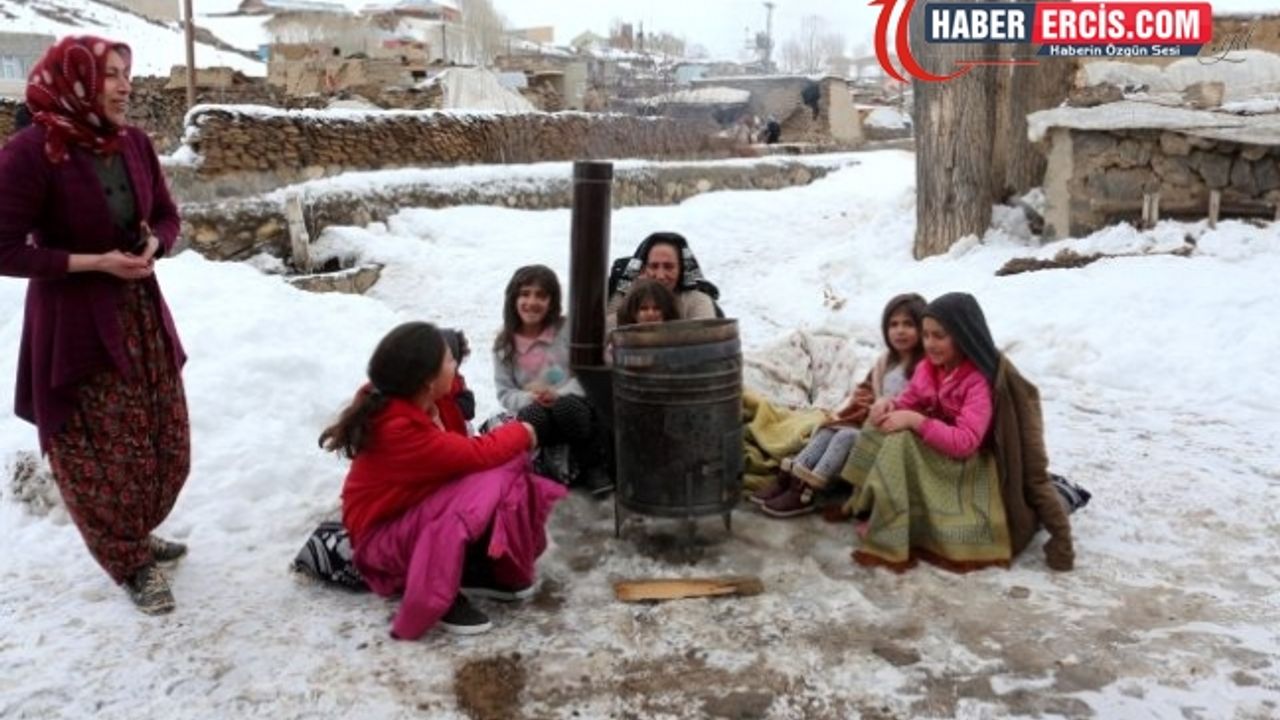 Van'daki depremzedeler soğukta dışarıda bekliyor