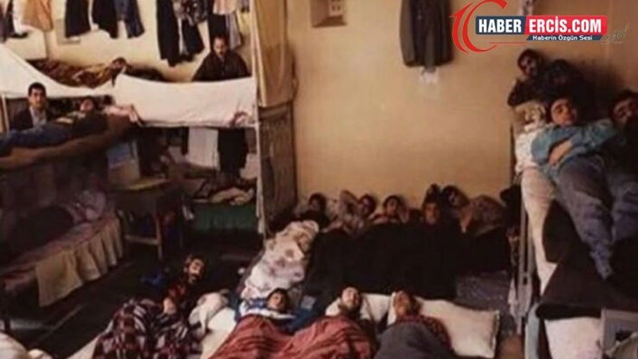 Tutukluların yerde yattığı koğuşlarda salgına karşı önlem yok