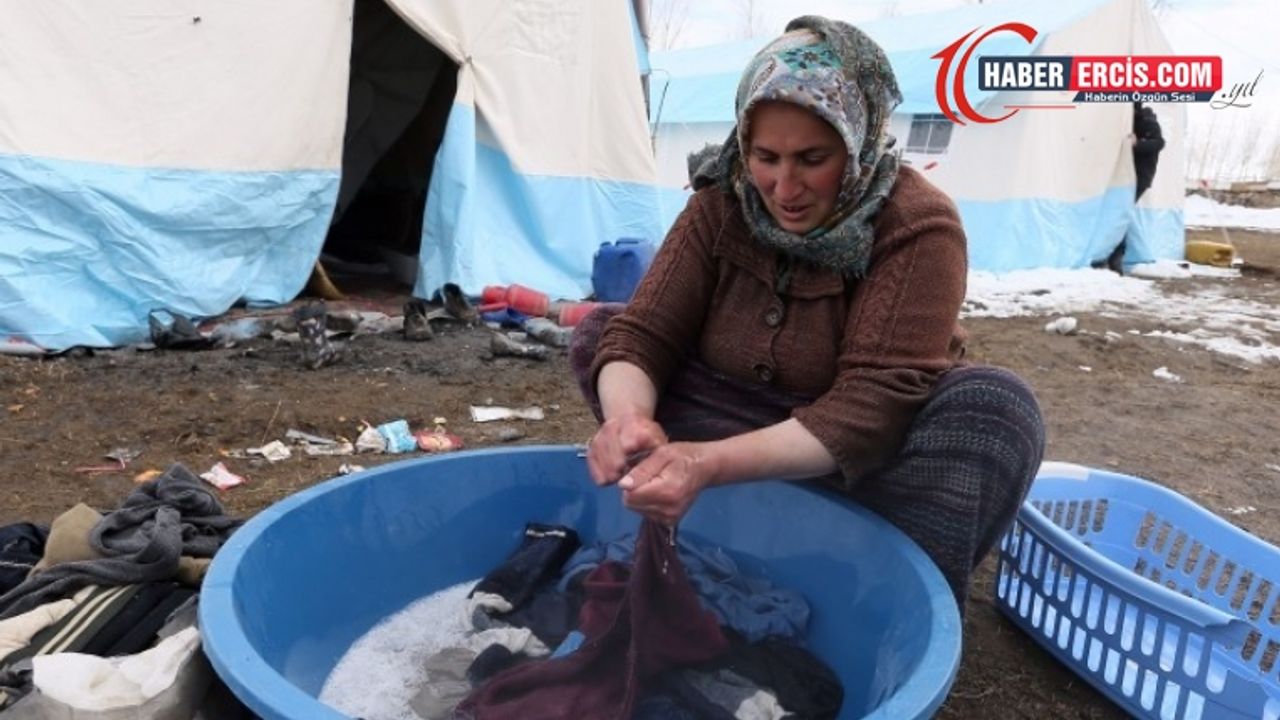 Van'da Çadırda kalan depremzedeler kendilerine el uzatılmasını bekliyor