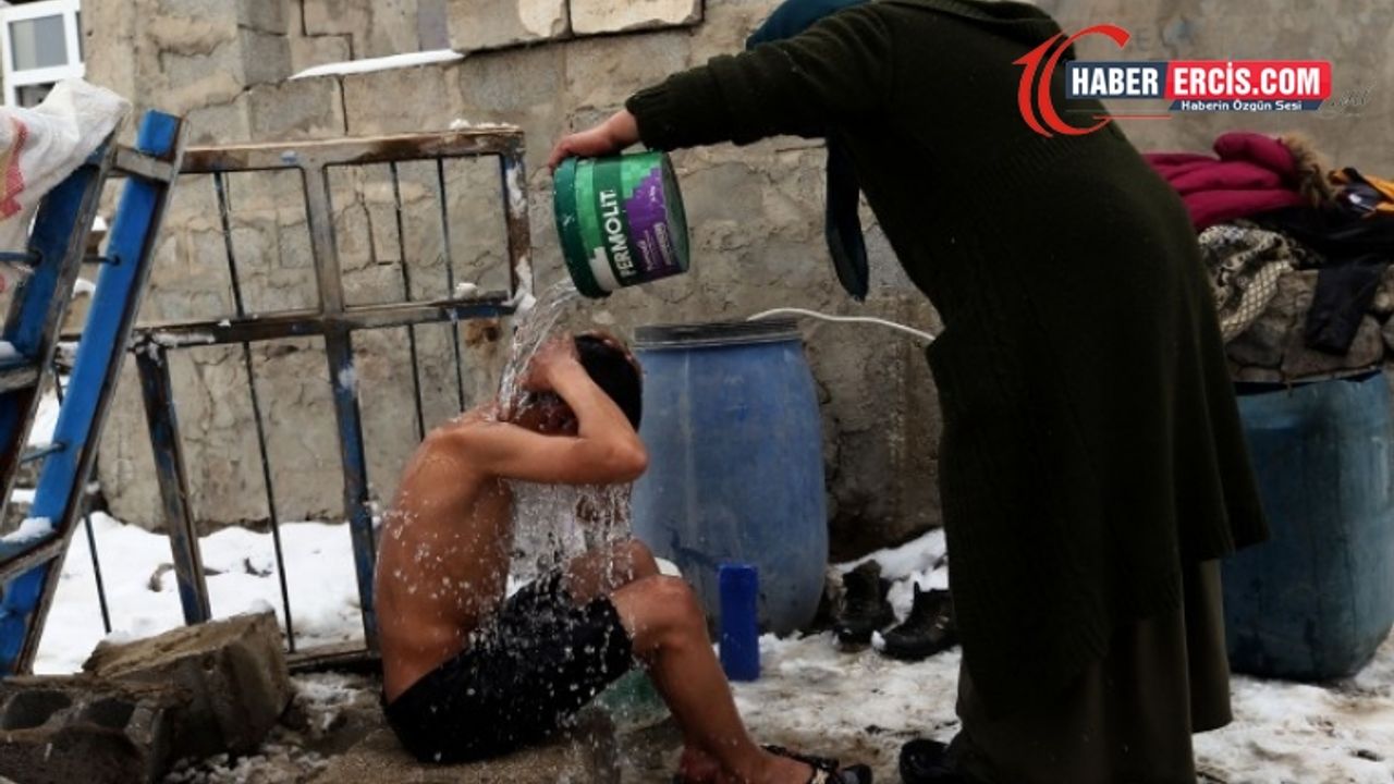 Van'da Günler sonra kar ve soğuk altında banyo yapmak!